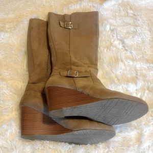 Kenneth Cole Reaction Women’s Size 9 Taupe Suede Tall Wedge Zipper Boot